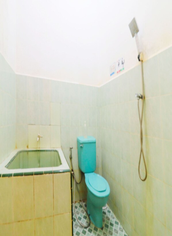 Un baño pequeño con bañera, inodoro y ducha.