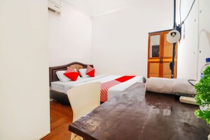Deluxe Double Room | Desk, laptop workspace, free WiFi, bed sheets - OYO 91607 Steze Guest House Syariah (Jambi)