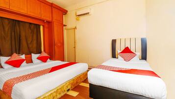 Family Suite | Desk, laptop workspace, free WiFi, bed sheets