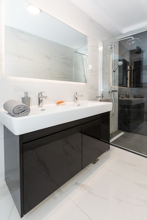 Shower, hair dryer, towels, soap - Two bedroom apartment w/big terrace w/solar shower and sunbeds,free parking spot (Rožat)