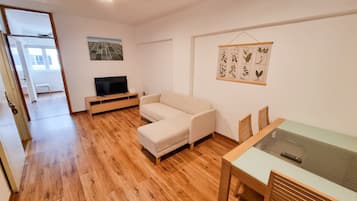 Apartamento superior | Zona de estar | Una televisión de pantalla plana