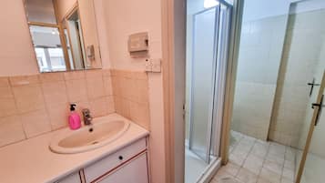 Superior Apartment | Bathroom | Shower, towels