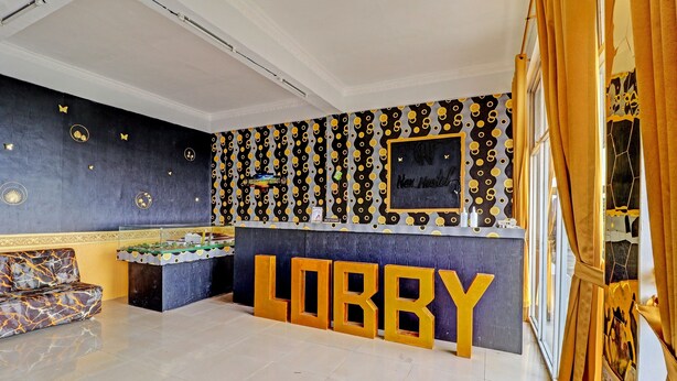 Een lobby met een 'LOBBY' bord, een tafelvoetbalspel en een bank.