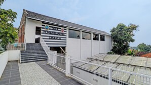 Een gebouw met een bord waarop 