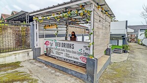 Een klein kioskje buiten met een bord waarop 'NIEUWE DRANKJES' staat en diverse drankjes.