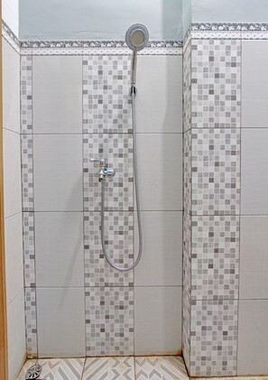 Een douche, handdoeken