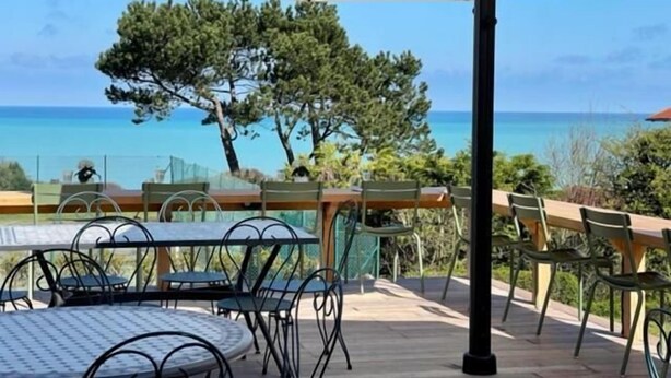 Outdoor dining - Hotel de la terrasse (Sainte-Marguerite-sur-Mer)