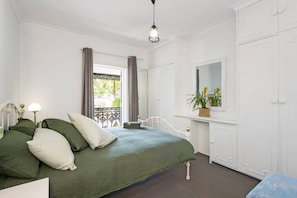 Desk, iron/ironing board, WiFi, bed sheets