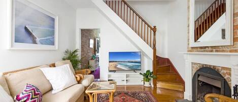 TV, fireplace