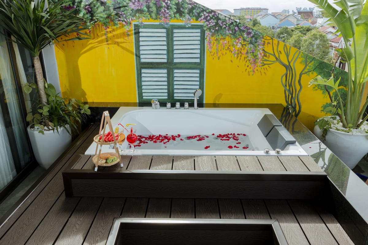 Signature Penthouse | Private spa tub