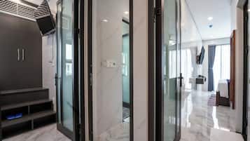 Leilighet – deluxe, 3 soverom | 1 soverom, minibarvarer (inkludert) og safe på rommet