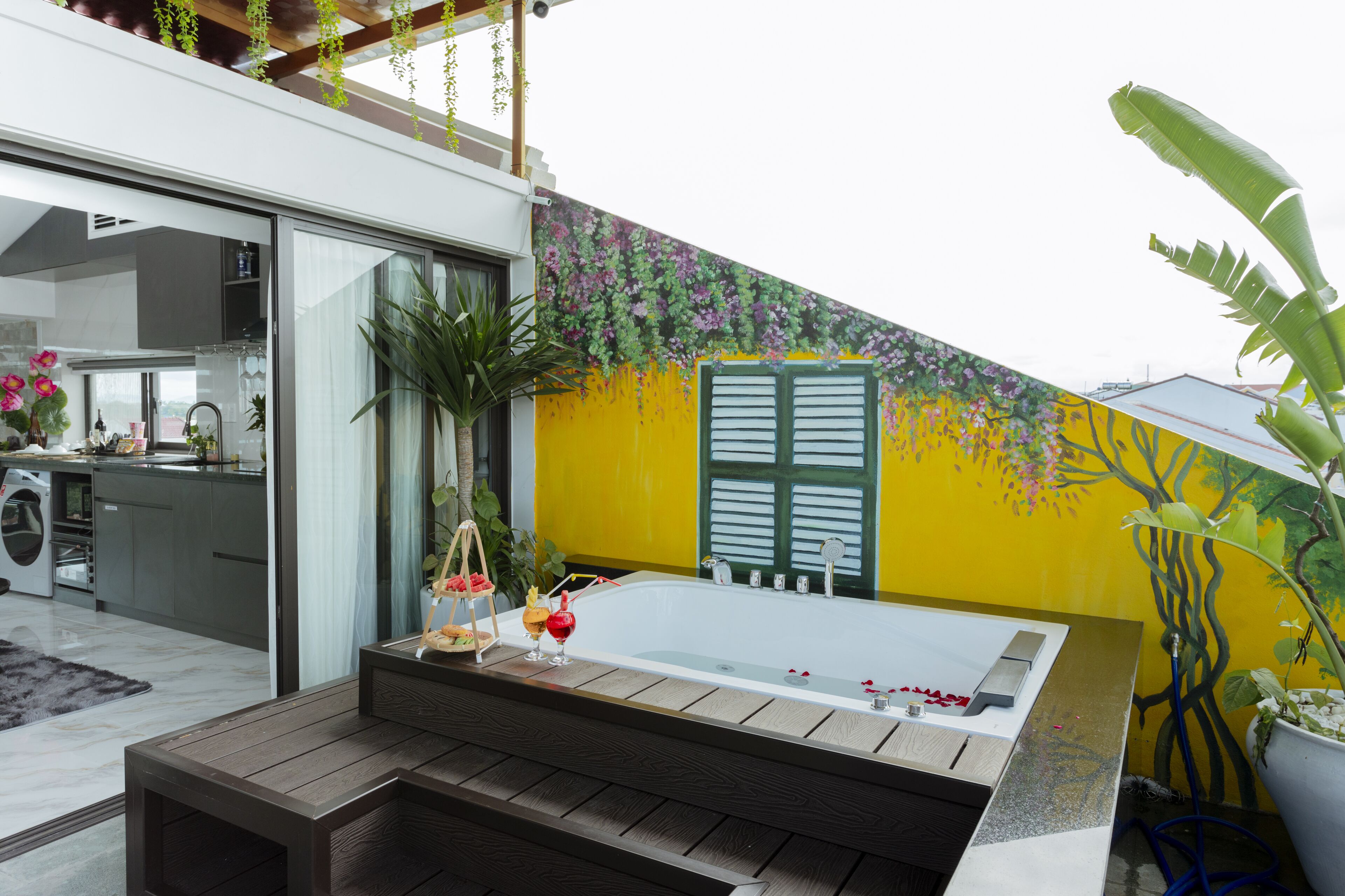 Signature Penthouse | Private spa tub