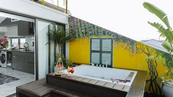 Signature Penthouse | Private spa tub