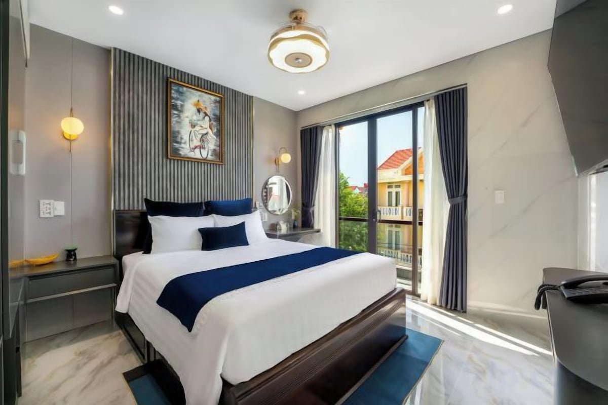 Free minibar items, in-room safe, blackout curtains, soundproofing