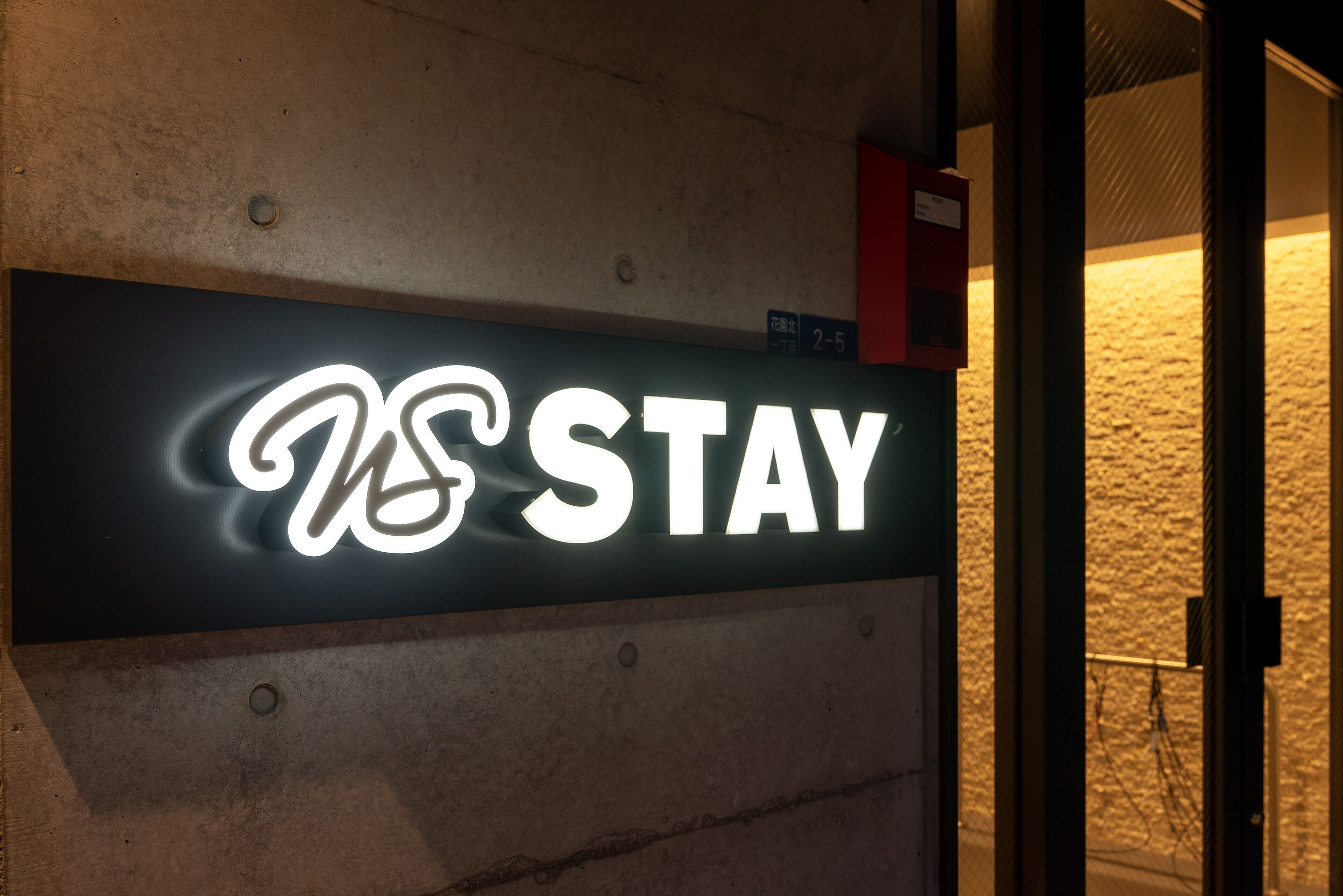 Un letrero de neón con la palabra "STAY" en una pared.