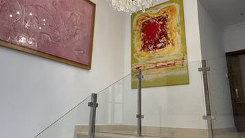 Superior-Apartment | Hochwertige Bettwaren, Daunenbettdecken, kostenloses WLAN, Bettwäsche