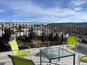 Premium bedding, down duvets, free WiFi, bed sheets