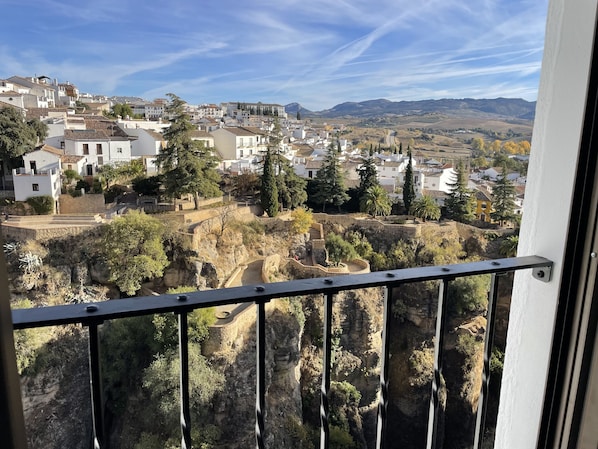 高級寢具、羽絨被、免費無線上網、床單