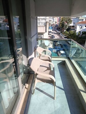 Neljän hengen perhehuone | Ylelliset vuodevaatteet, minibaari, työpöytä, äänieristys