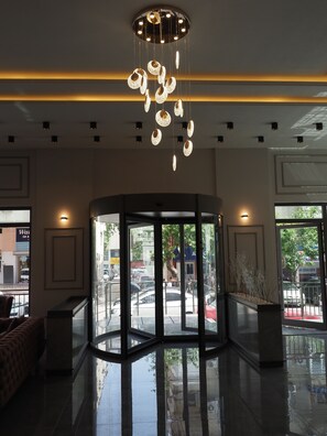 24-英寸液晶电视(配备卫星频道)