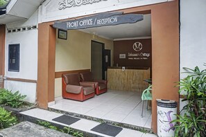 Reception - OYO 90923 Makassar Cottage (Makassar)