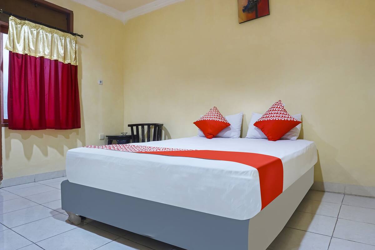 Standard Double Room | Desk, bed sheets