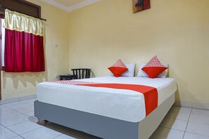 Kamar Double Standar | Meja kerja dan seprai linen