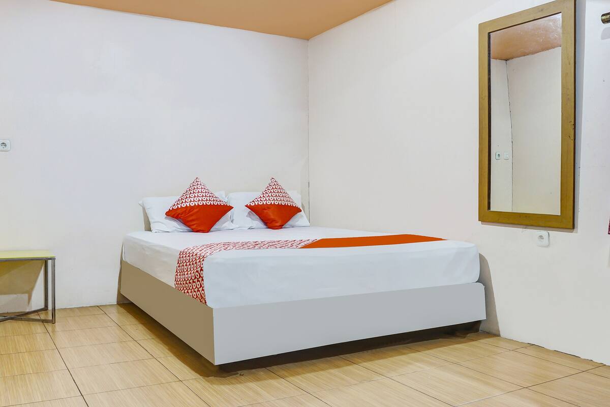 Deluxe Double Room | Desk, bed sheets