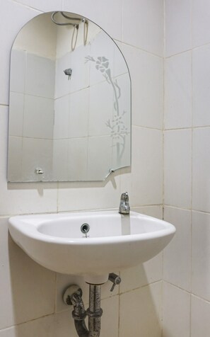 Kamar Double Standar | Kamar mandi | Shower, pancuran hujan,  dan sabun