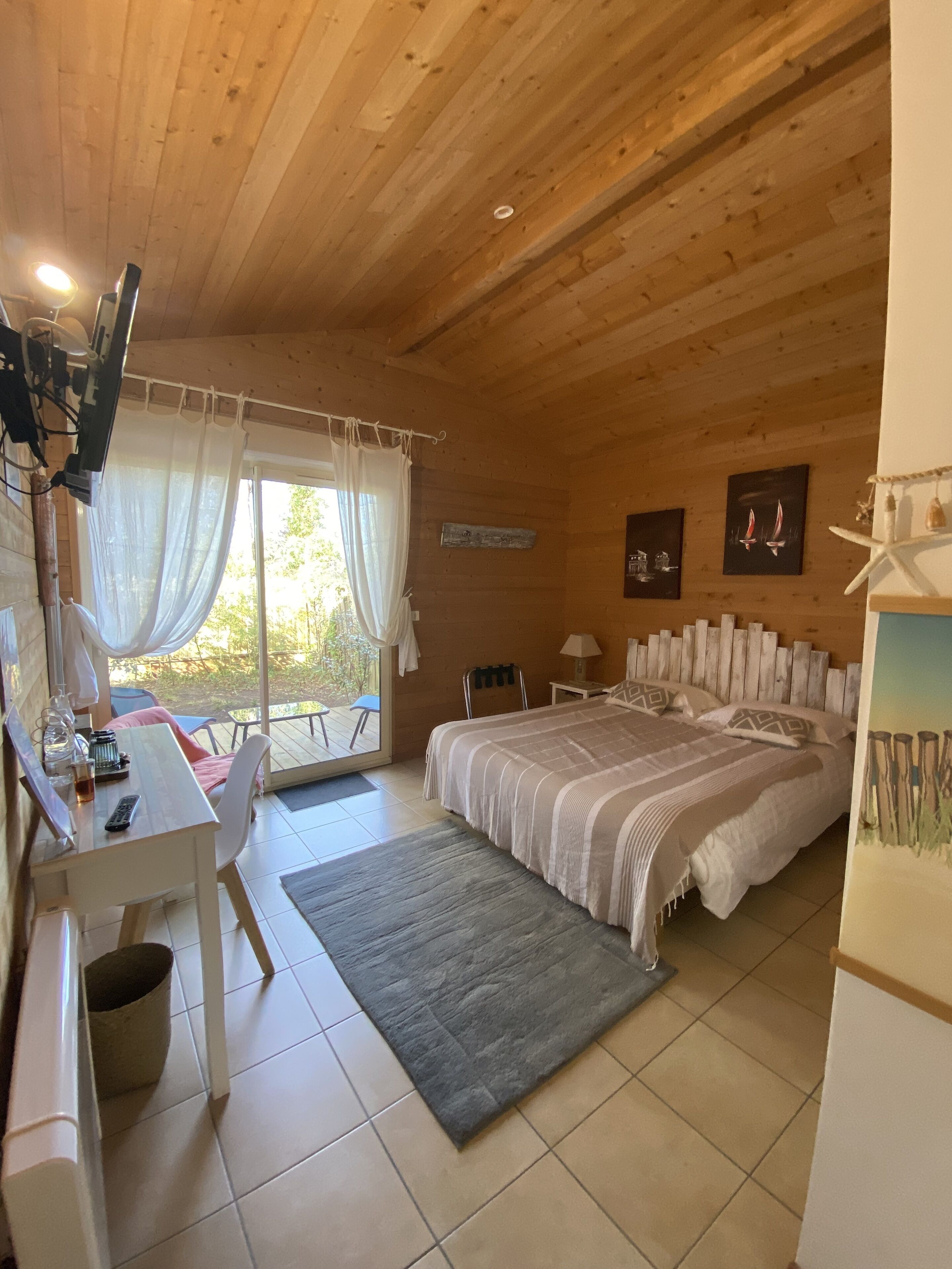 1 soverom, safe på rommet, skrivebord og strykejern/-brett