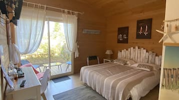 1 soverom, safe på rommet, skrivebord og strykejern/-brett