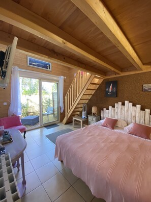 1 quarto, cofres nos quartos, escrivaninha