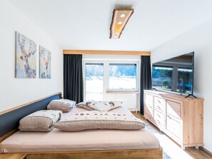 2 bedrooms, free WiFi, bed sheets - Apartment with Terrace (Oetz)