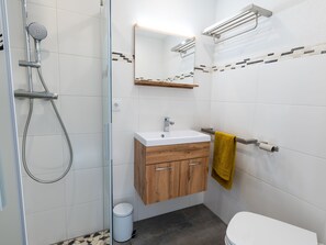 Shower, hair dryer, towels, soap - Apartment with Terrace (Oetz)