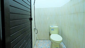 Chuveiro, toalhas de banho, sabonete