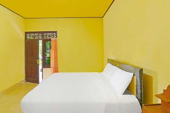 Standard Twin Room | Desk, laptop workspace, free WiFi, bed sheets