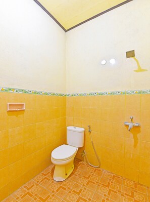 Standard Twin Room | Bathroom | Towels, toilet paper