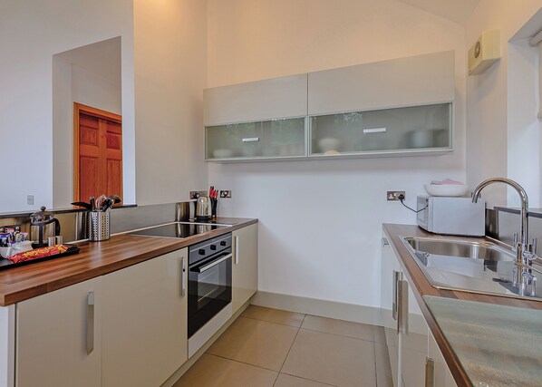 Fridge, oven, stovetop, dishwasher