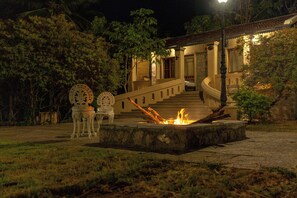 Golfer's villa | Premium bedding, individually furnished, desk, laptop workspace - Akshaya Bungalow by Sparsa (Anaimalai)