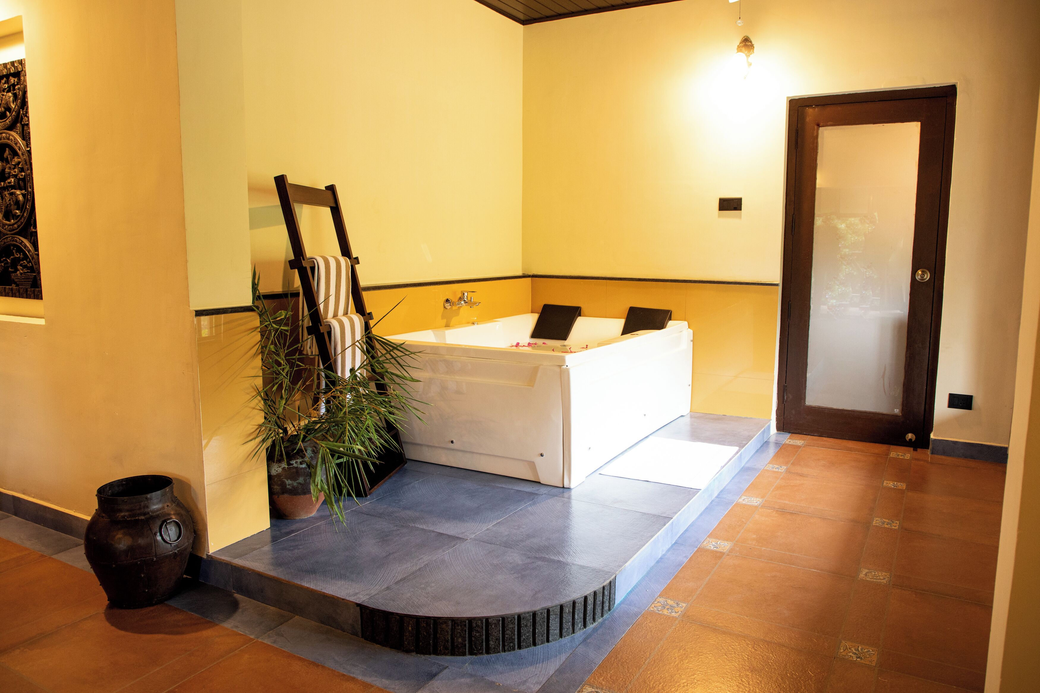 Jetted bathtub