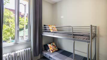 Phòng tập thể Premium (6 Beds) | Phòng cách âm, bàn ủi/dụng cụ ủi quần áo