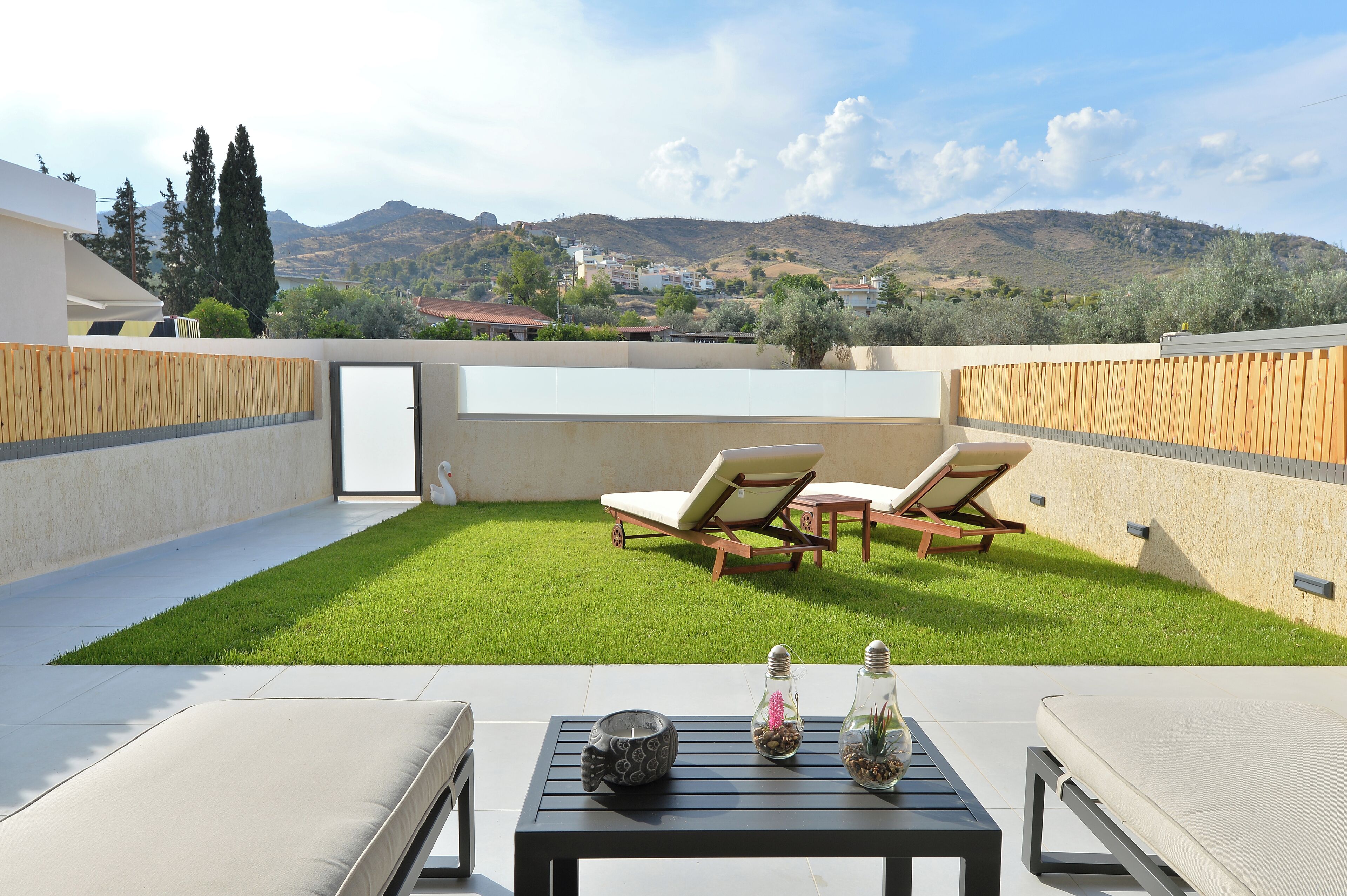 Habitación Deluxe, 1 cama matrimonial y sofá cama, vista a la montaña, planta baja | Terraza o patio