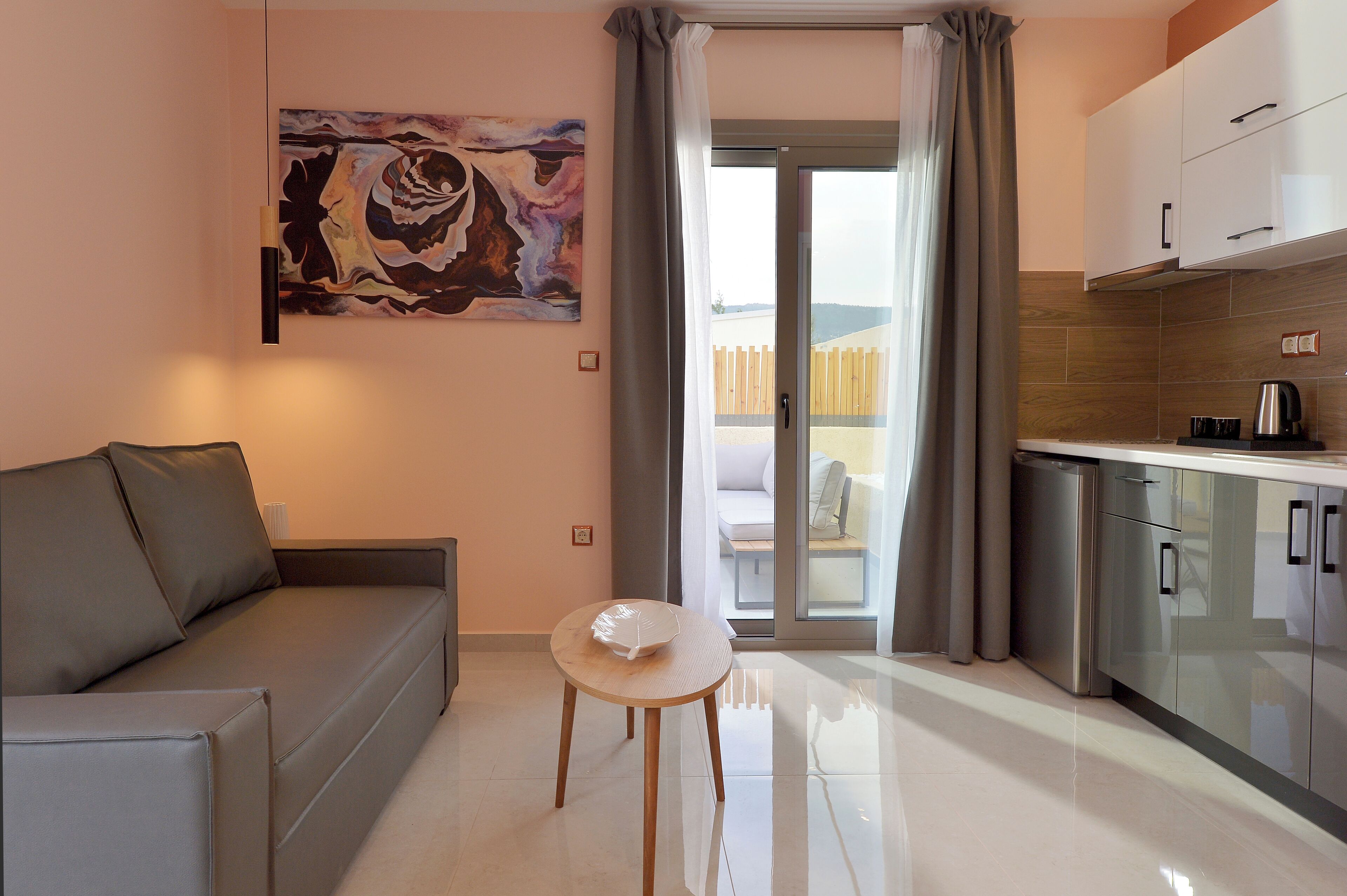 Habitación doble ejecutiva, 1 cama matrimonial y sofá cama, para no fumadores, planta baja | Área de sala de estar | Televisión LCD de 32 pulgadas con canales digitales y televisión 