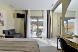 Habitación Deluxe, 1 cama doble con sofá cama, vistas a la montaña, planta baja | Ropa de cama de alta calidad y colchones con acolchado adicional