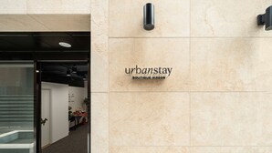 Un interior moderno con un cartel que dice 'urbanstay boutique ikseon'.