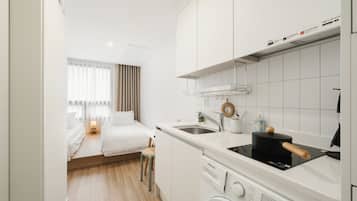 Studio Twin | 2 bedrooms, blackout drapes, free WiFi, bed sheets