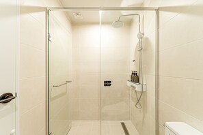 Studio Twin | Bathroom | Shower, rainfall showerhead, hair dryer, slippers - Urbanstay Boutique Ikseon  (Seoul)