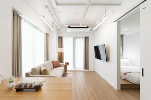 Family Two Rooms | Cortinas blackout, insonorización, wifi gratis y ropa de cama 