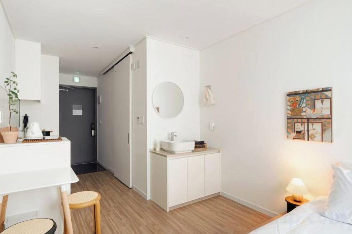 Cortinas opacas, sistema de insonorización, wifi gratis y ropa de cama