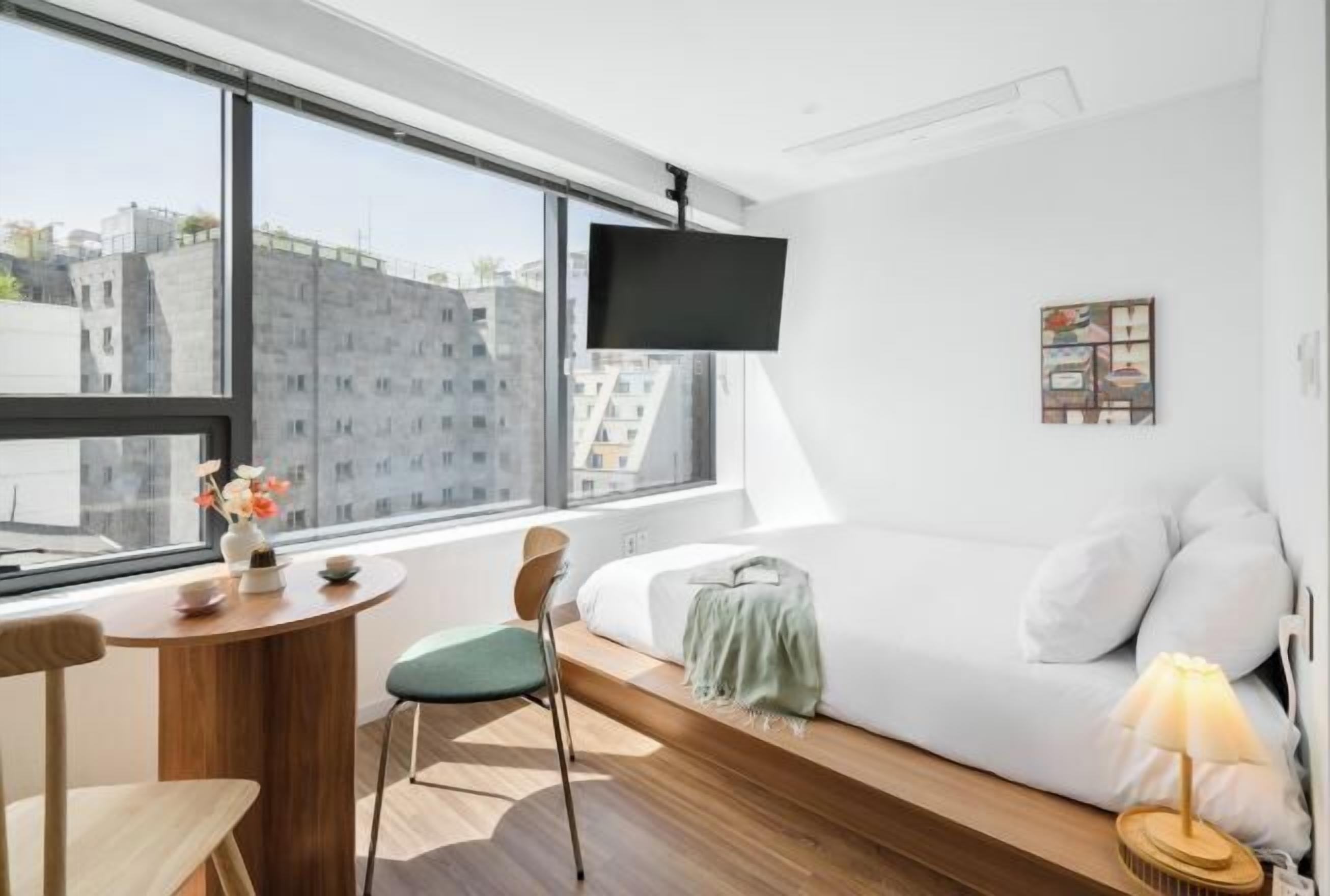 Cortinas blackout, insonorización, wifi gratis y ropa de cama 